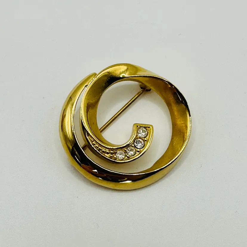 A039 - Avon Gold-tone Rhinestone Circle Brooch