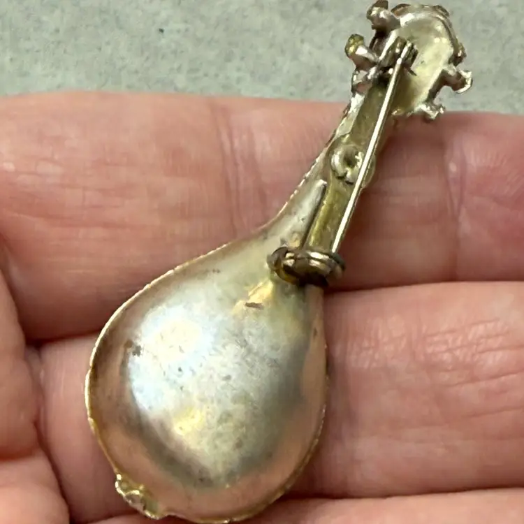 Vintage Silver Tone Mandolin Musical Instrument Brooch Pin Woodgrain