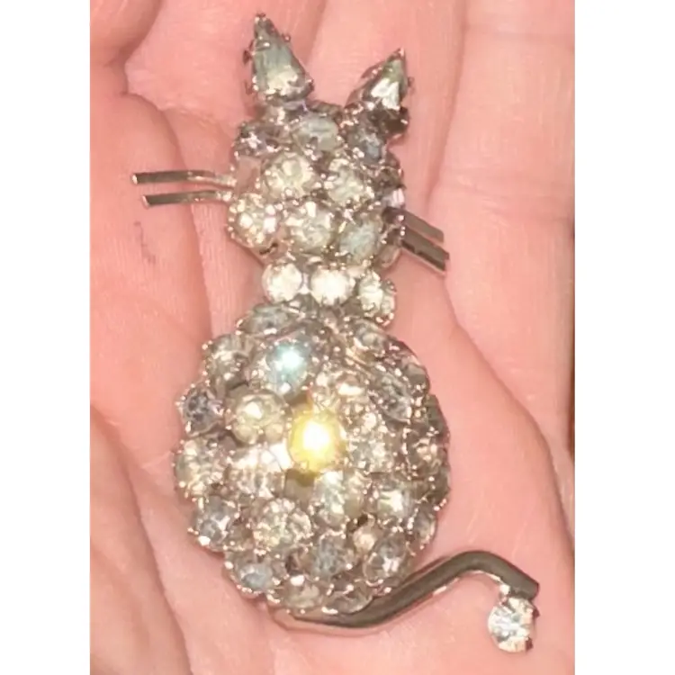 SIGNED WARNER Vintage Brooch Pin Kitty Cat Silver Tone Clear Rhinestone Brooch