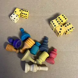 Dice Bakelite, Early Monopoly And Other Vintage Game Pieces