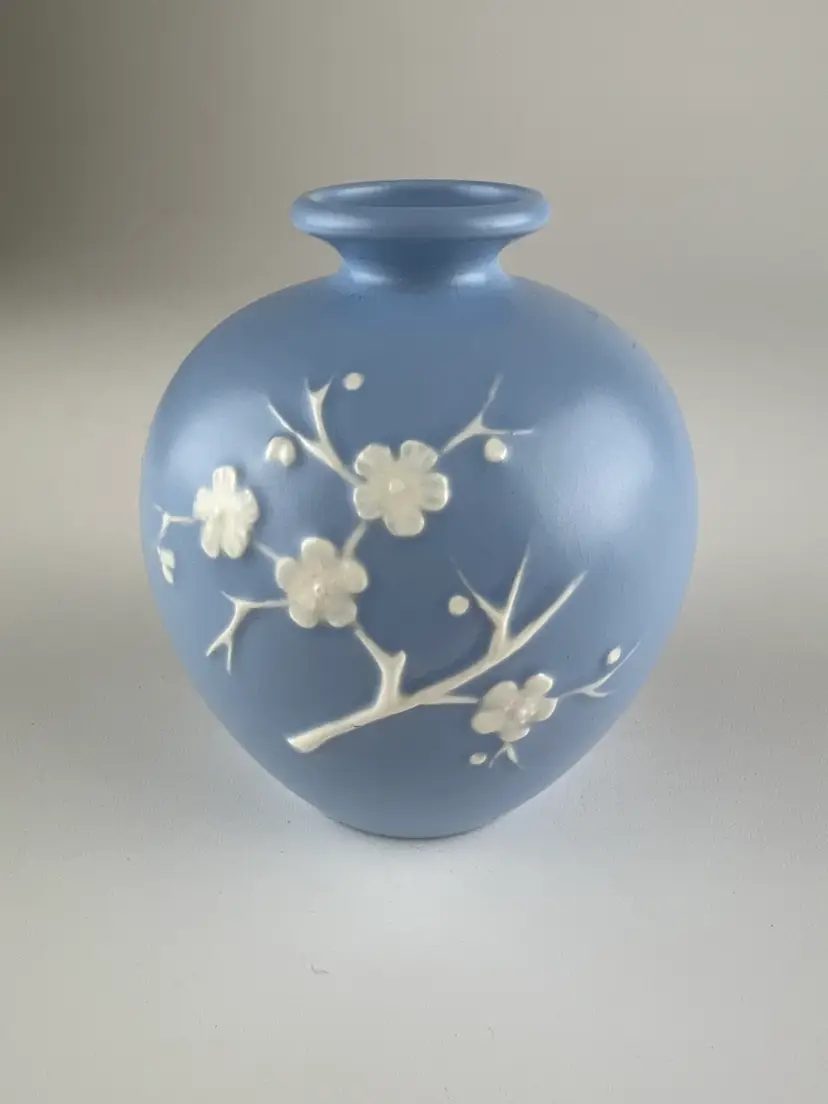 Circa 1958 Copeland Spode England Blanche de Chine aka Geisha Pretty Blue Vase SIGNED