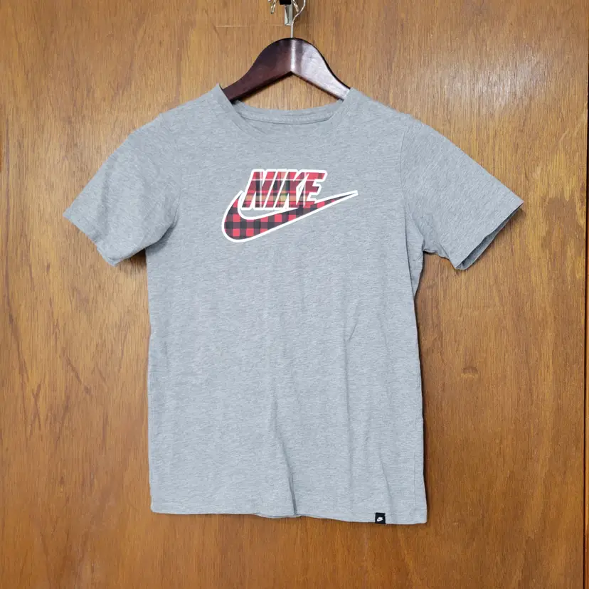 Nike Graphic Tee Mens Medium Gray Red Plaid Swoosh Logo Athletic Cut Shirt