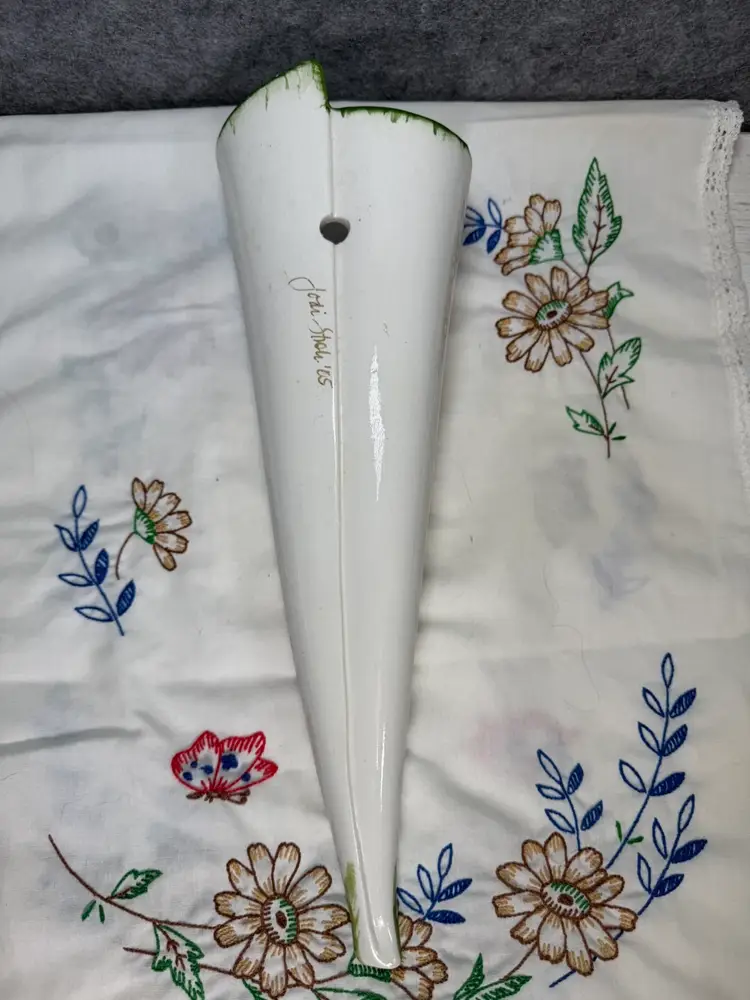 🌸 Vintage Floral Wall Pocket Vase – Hand-Painted Ceramic