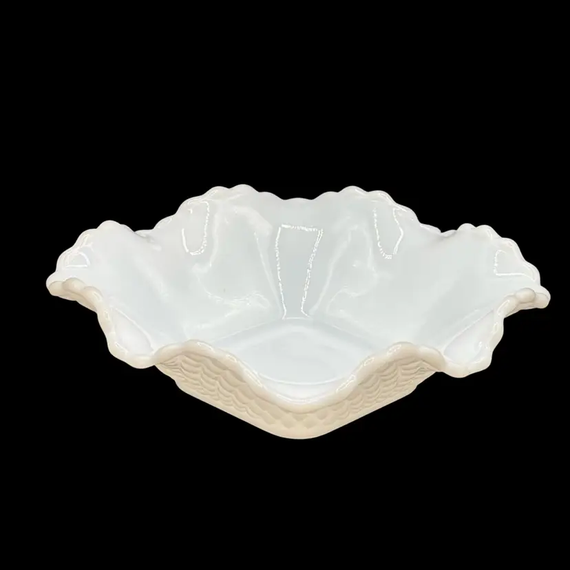Vintage - L.E. Smith milk glass nut dish