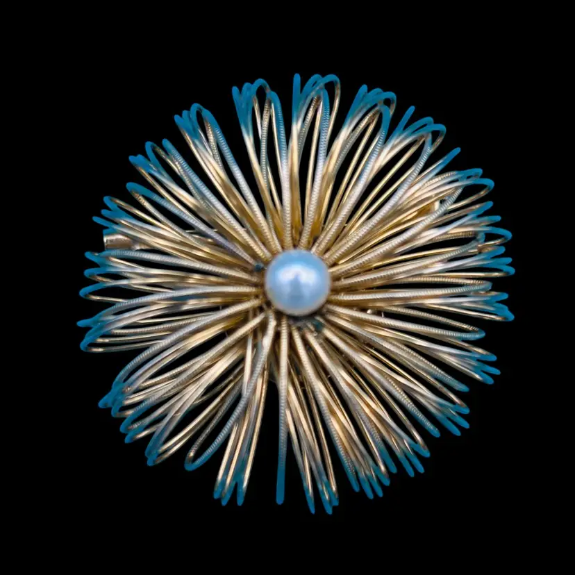 Vintage Gold-Tone Wire Daisy Flower Brooch with Faux Pearl Center – 1960s–1970s
