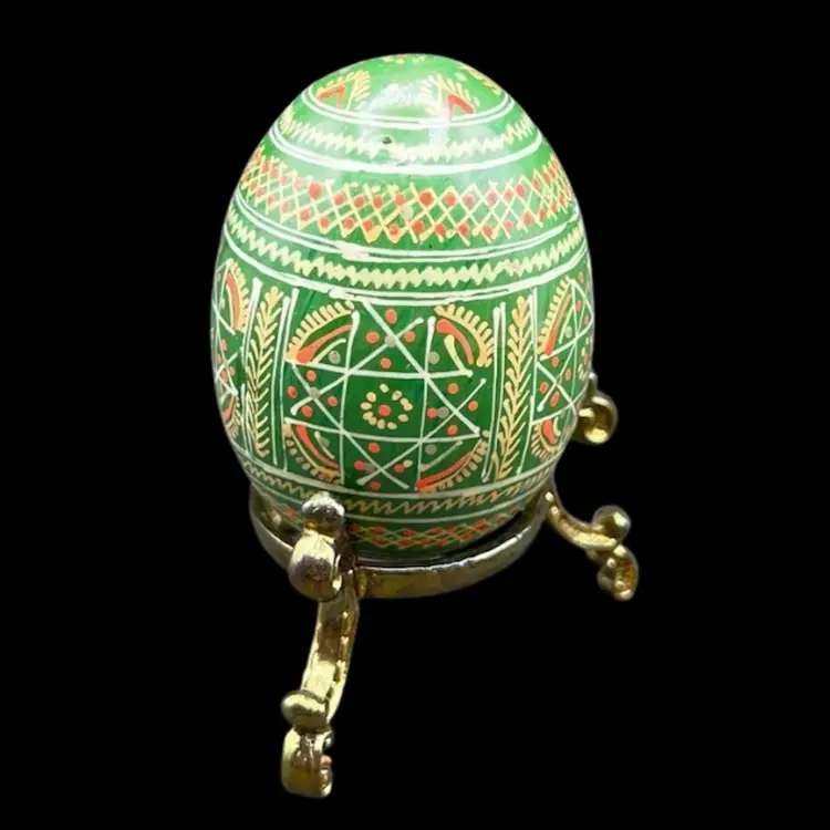 #271B Vintage Pysanky/Pysanka Egg And Stand 
Beautiful Green And Orange Ukrainian Easter Egg With Goldstone Three Footed Metal Stand
