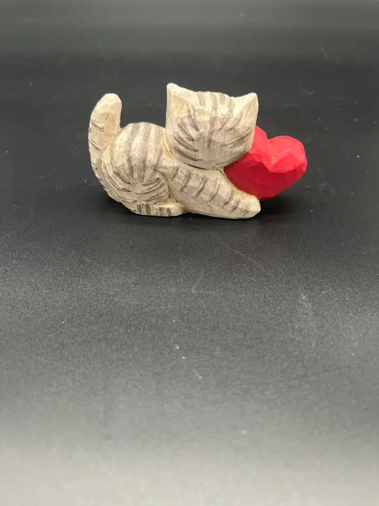 Vintage Eddie Walker Kitten Figurine - Striped Cat Holding Red Heart - 1980s Midwest Resin