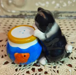 NIB Mwah Magnetic Ceramic Salt & Pepper Shakers Cat w/ Fishbowl