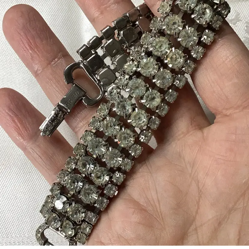 Vintage WEISS MCM Clear Pronged Rhinestones Fold Over Clasp Bracelet 7”