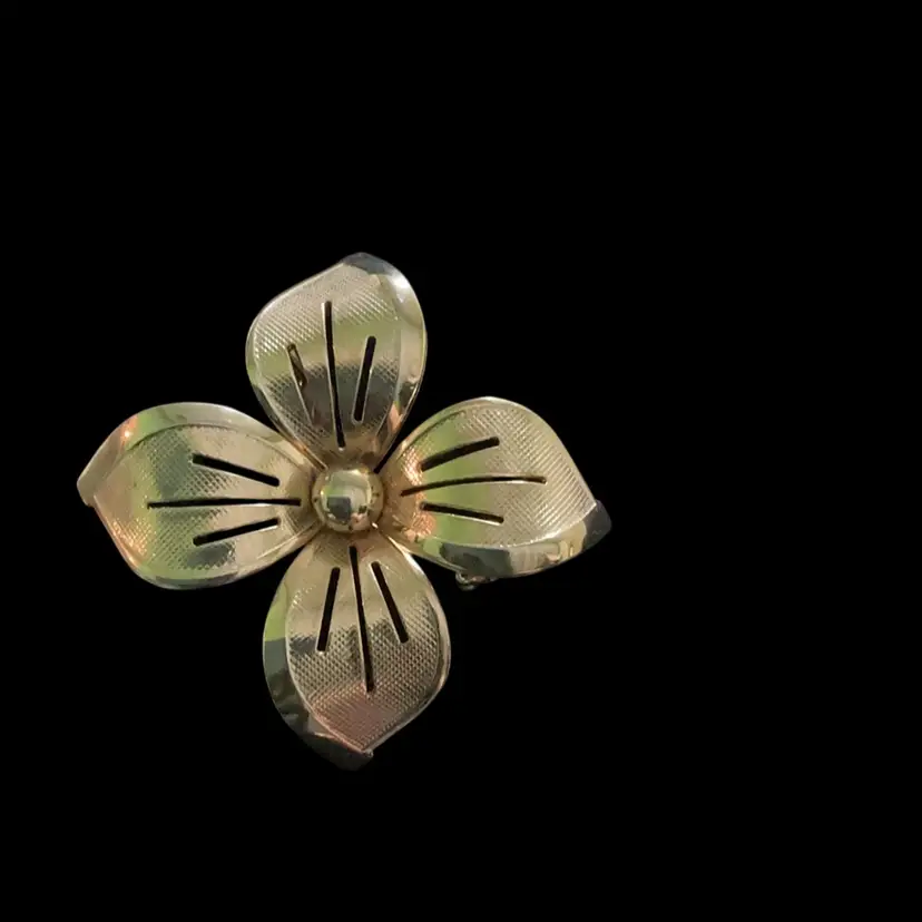Gorgeous Vintage Goldtone Coro Floral Flower Brooch.