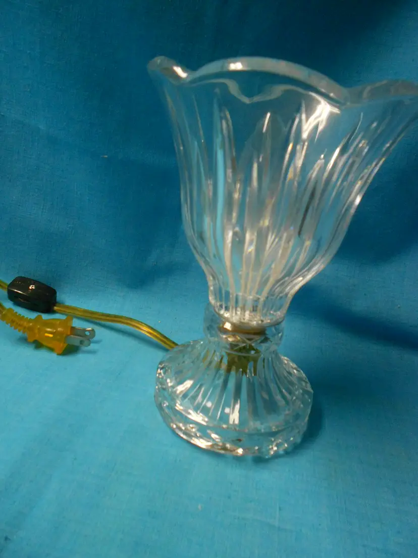 Vtg Crystal Fluted Tulip Accent Lamp Vanity Decor Hollywood Regency