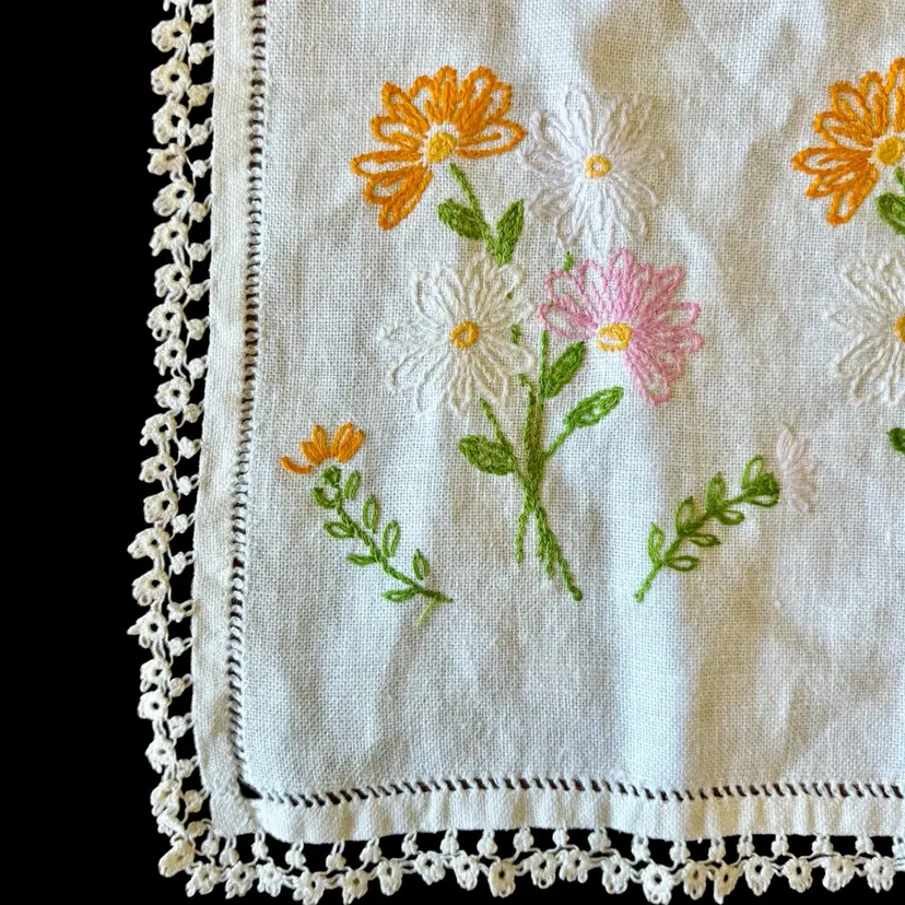 Embroidered Daisies Flowers Crochet White Cotton Table Runner Vintage 37" x 13"