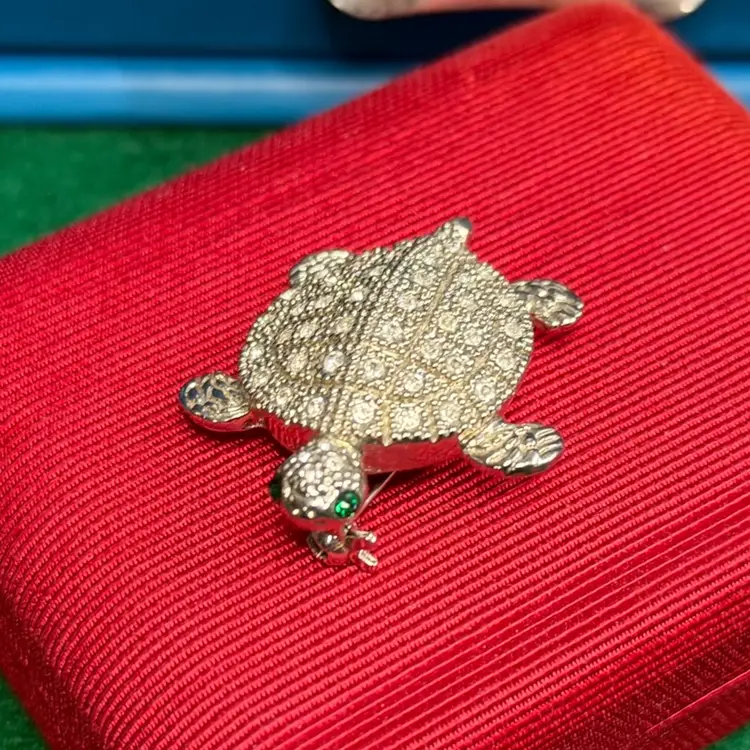 Rhinestone Silver Tone Sea Turtle Brooch Pin Green Eyes