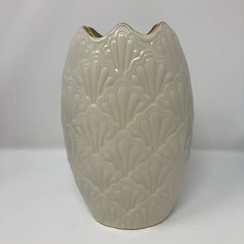 Vintage Lenox Jacquard Gold Scalloped Vase! With 24K Gold Trim on the Rim! 6 3/4” Tall!