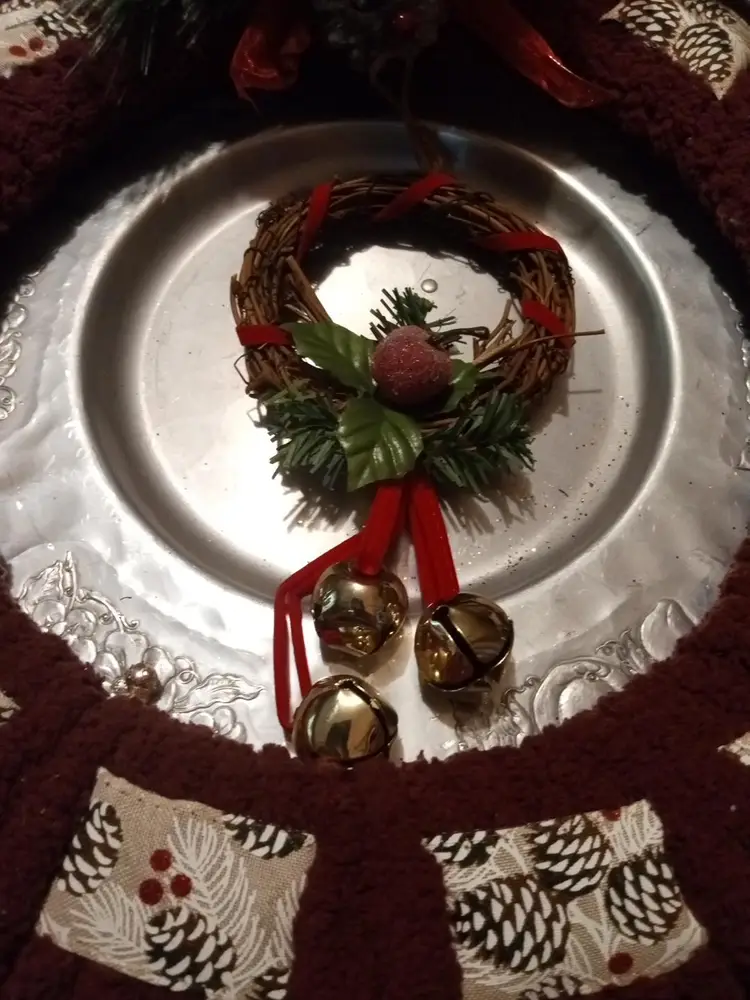 Handcrafted Holiday Wreath Beautiful Pre Owned Garnet & Multi Color Bow