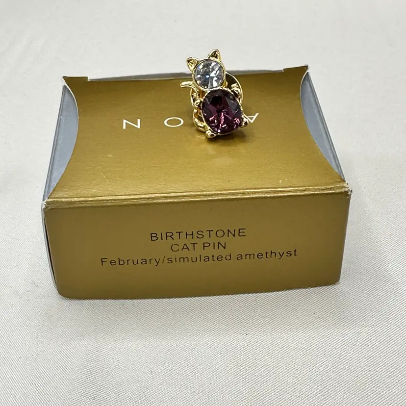 A140 - Avon 1999 Birthstone Cat Pin February Simulated Amethyst With Box