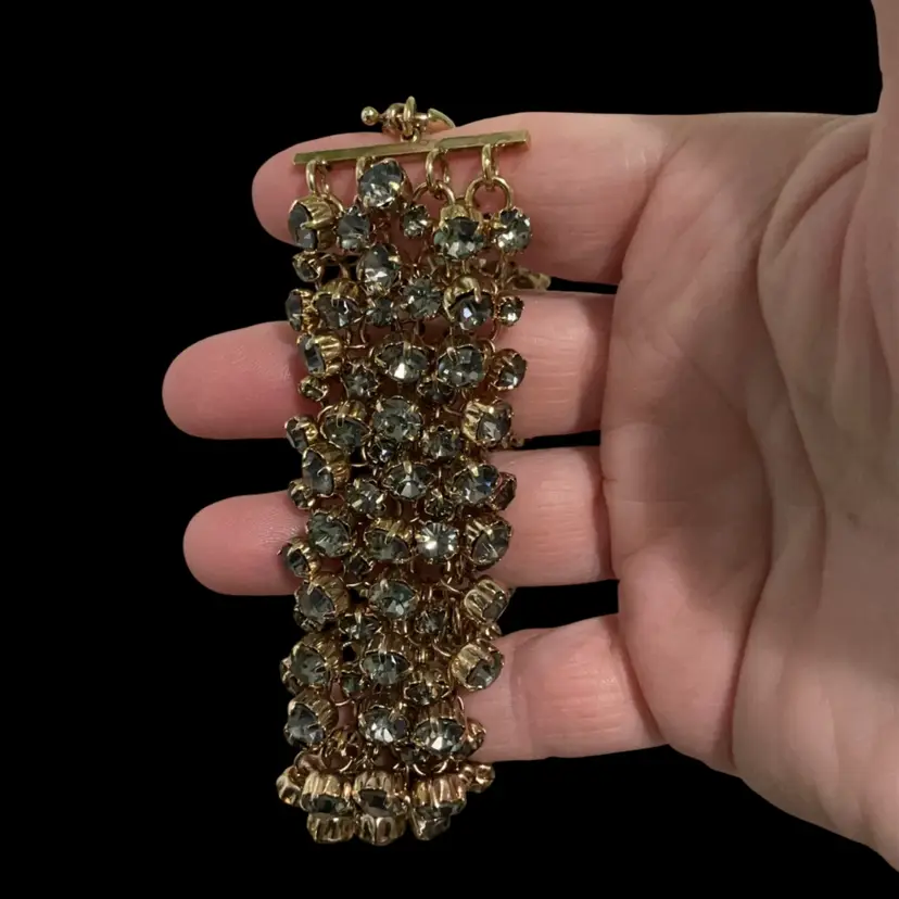 Vintage Goldtone Prong Set Blue Glass Rhinestones Cha Cha Bracelet!! With Round Spring Clasp Closure Not Signed