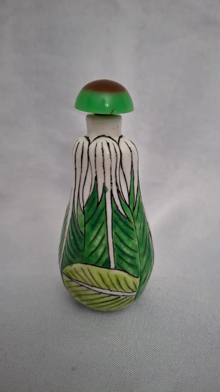Vintage Majolica Snuff Bottle – Leaf Design