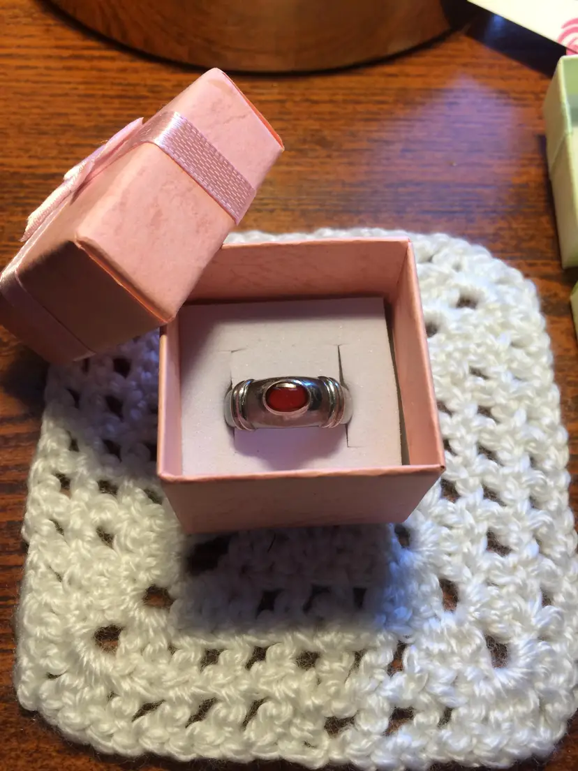 Vintage Sterling Silver Garnet Size 8. Stamped 925 Thailand SU inside the band. Ring will come in the pink box with pink bow as shown in photos!  Stamped, Presidium And Acid Tested!