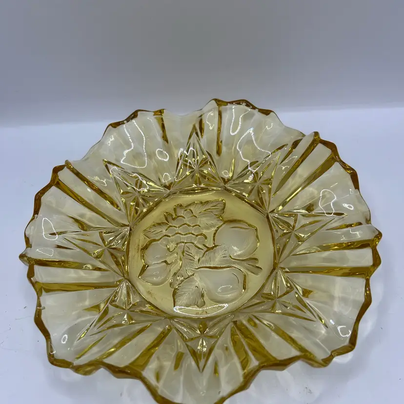 Federal Ruffle Top Yellow Gold Dish With Fruit Bottom 7 1/2