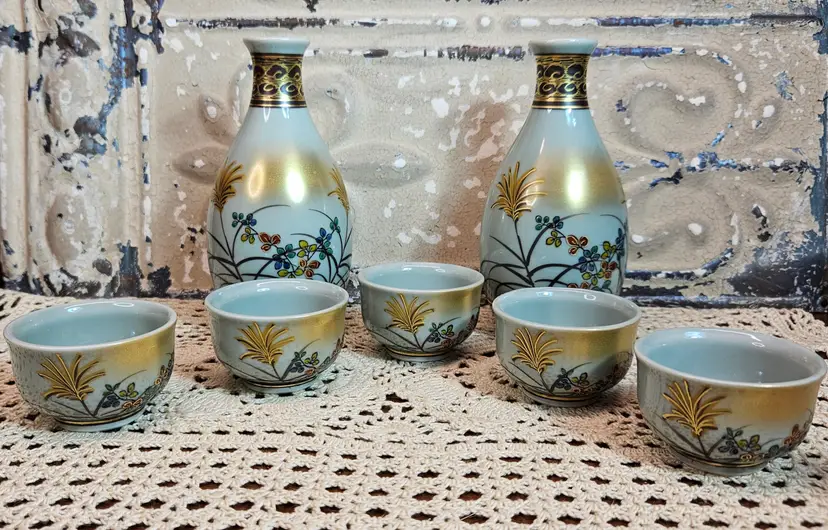 Stunning 7 Piece Kutani Ware Pottery Sake Set Flower Pattern Blue & Gold w/ Box