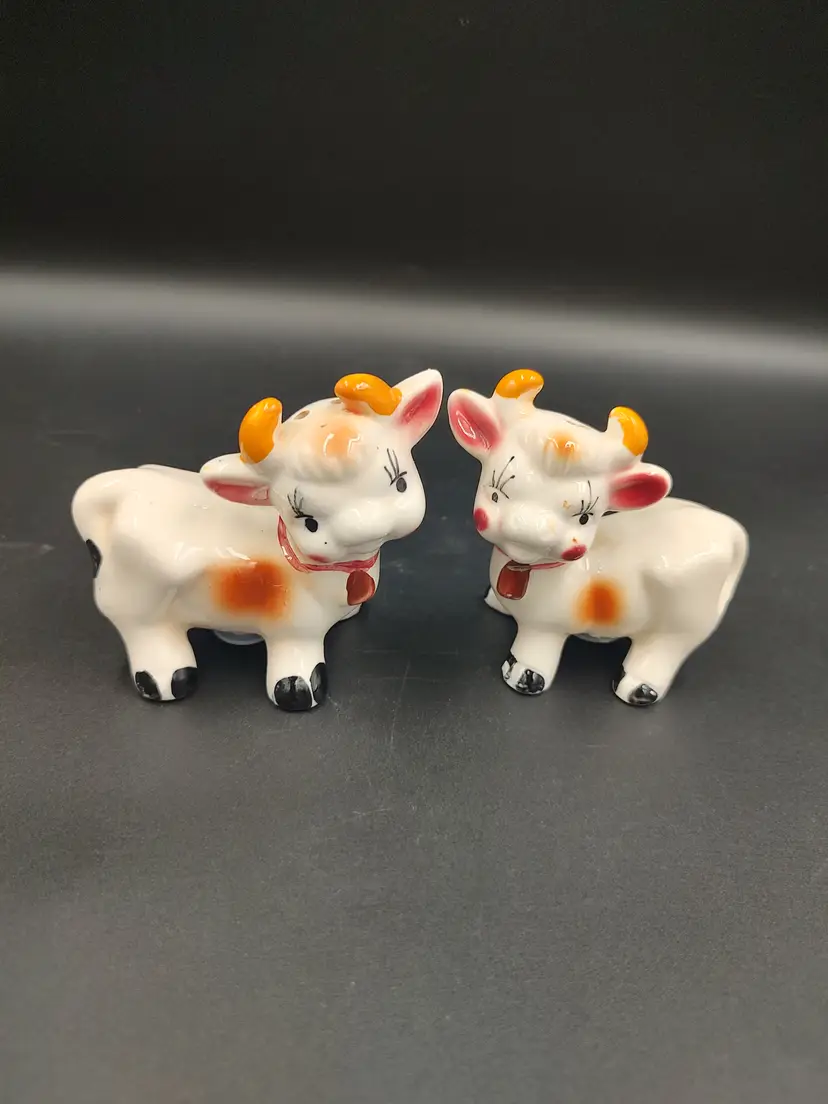 Vtg Ceramic Cow Salt and Pepper Shaker Set