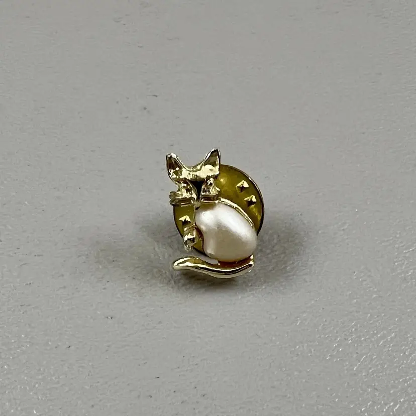 Vintage Gold Tone Faux Fresh Water Pearl Cat Kitty Lapel Pin .75"