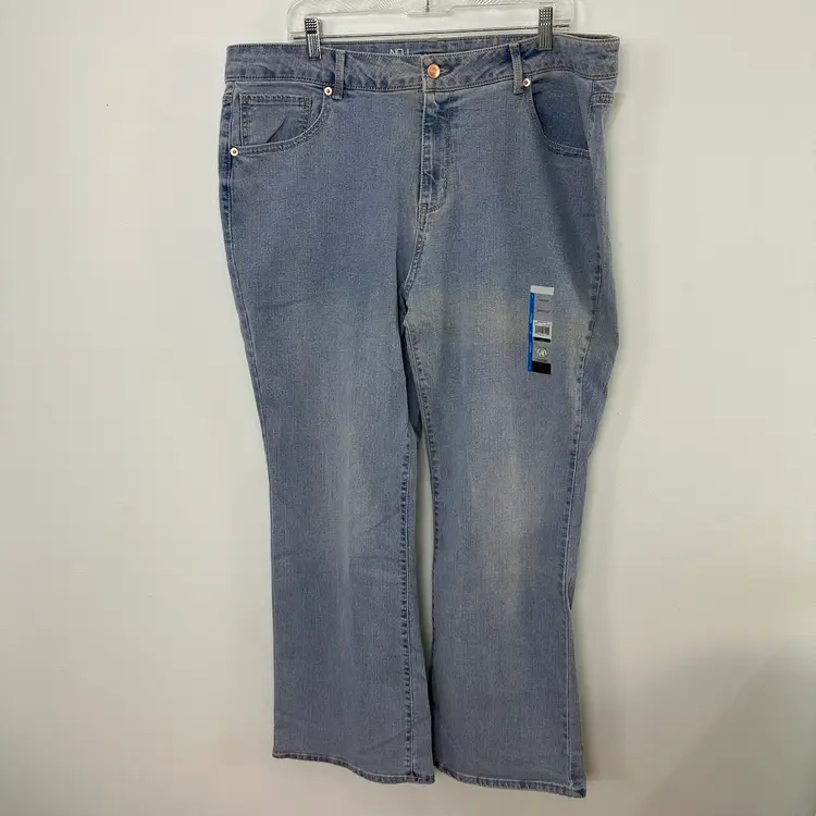 No Boundaries Ladies Mid Rise Boot Cut Light Wash Blue Jeans Size 21 NWT