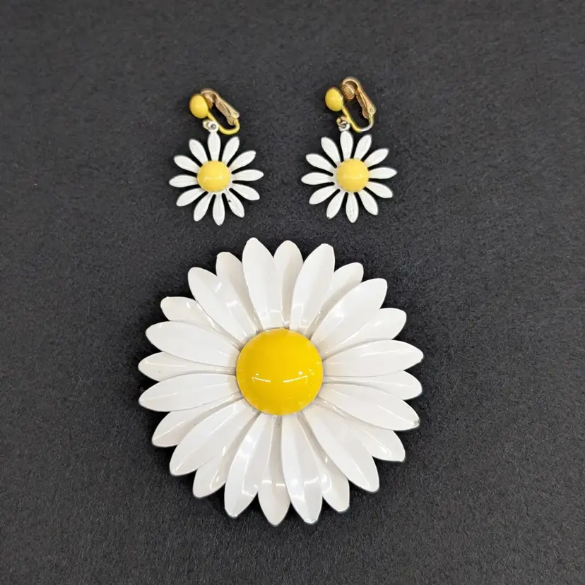 Vintage Enamel Daisy Flower Brooch Pin & Earring Set 70s LARGE White and Yellow