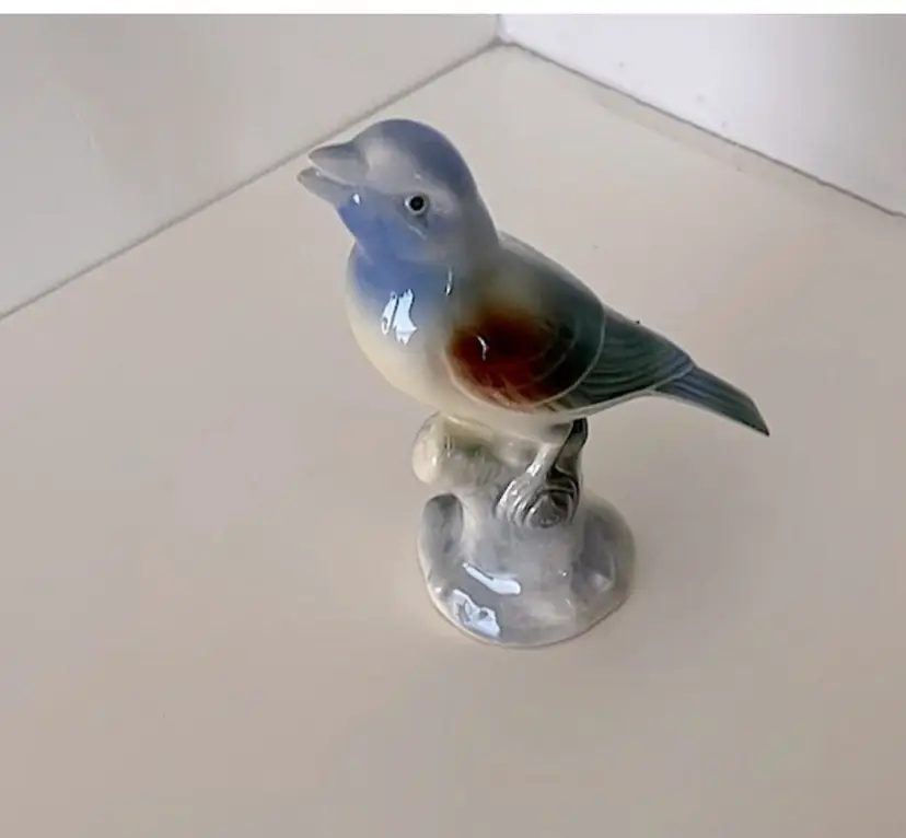 BIRD collectors! Vintage ceramic blue/green/brown bird. Very pretty colors!