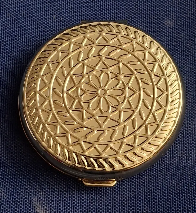 590 Vintage Gold Tone Mirror Compact w/ Geometric Floral Medallion Design – Unbranded