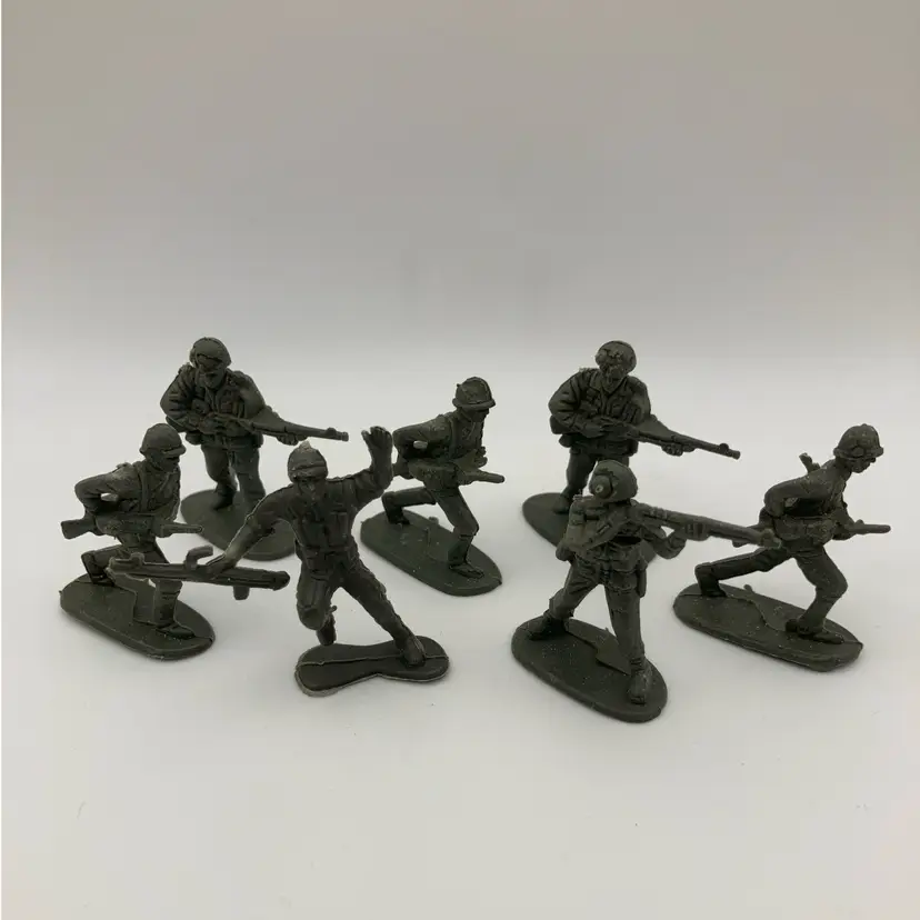 7 Vintage Plastic Soilders! 2" Tall!