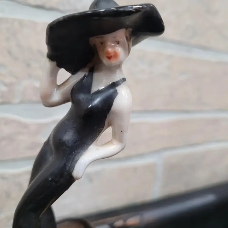 Vintage 1920-1930's Ceramic Fashion Flapper Girl