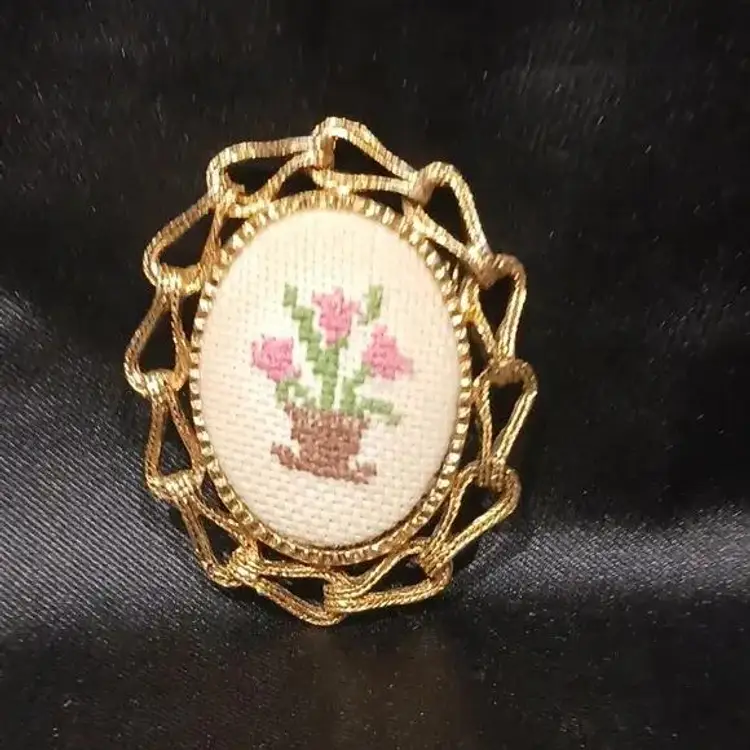 Vintage Framed 2.5in Floral Needlepoint Brooch Pendant, Gold Tone Frame.
