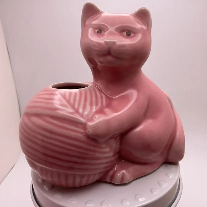 POW1 Pink Cat & Yarn Cotton Ball Holder Dispenser Anthropomorphic Prestige MCMLXXX 4.25”