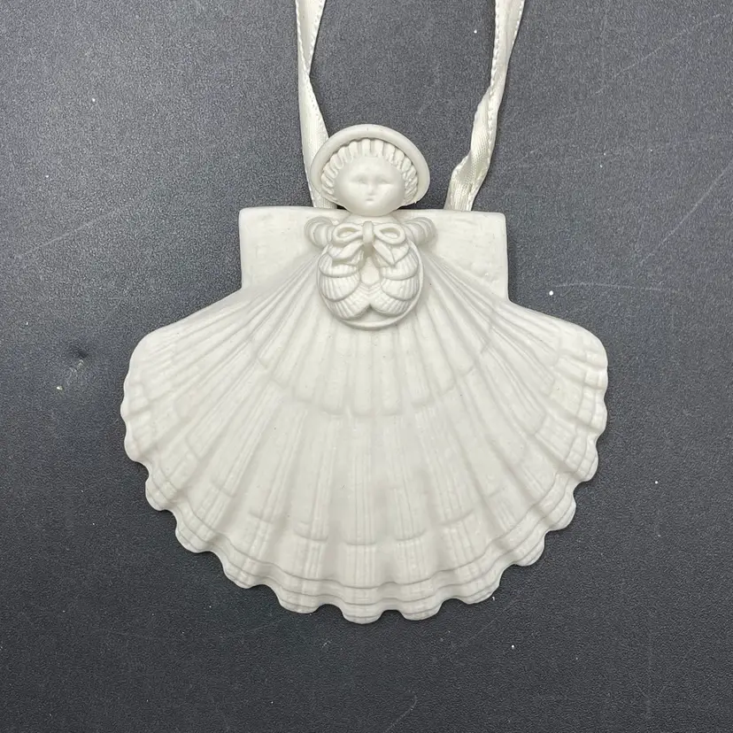 Margaret Furlong Wreath Angel Shell Shaped Christmas Ornament Vintage 1985