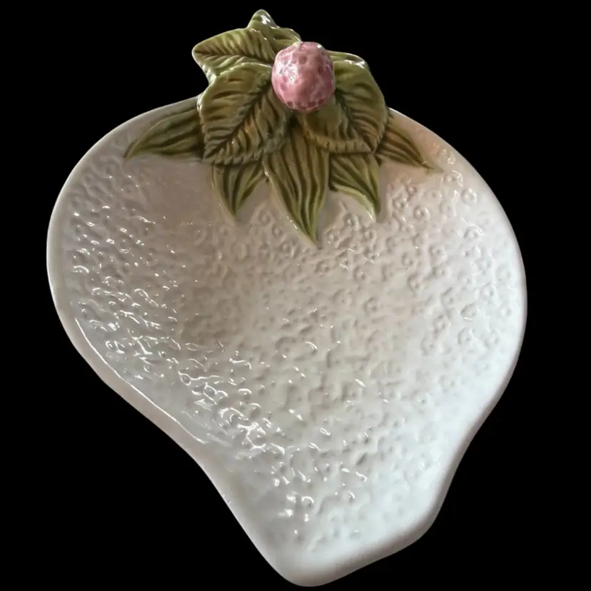 BORDALLO PINHEIRO Portugal White Strawberry,Green Leaves, Pink Strawberry Dish