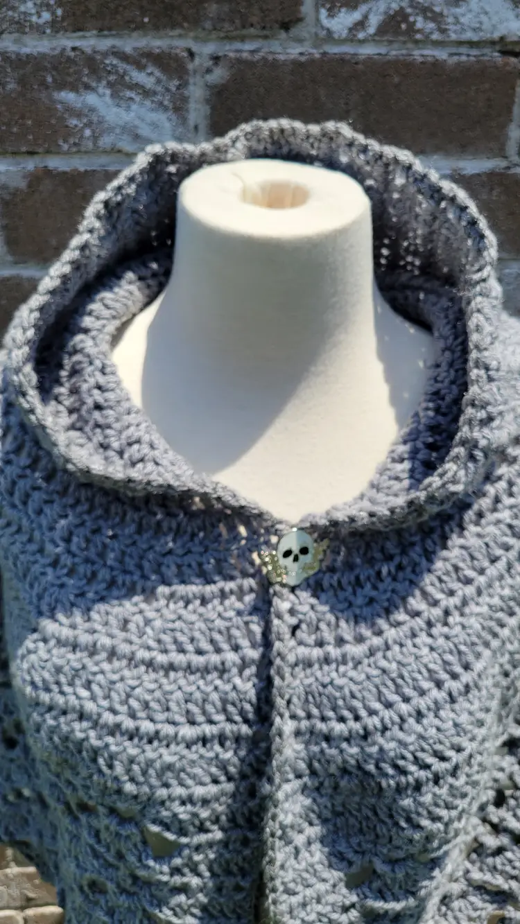 Crochet Capelet steel grey: Erendruid Veil of the Silent Watcher