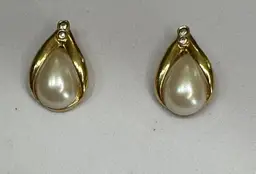 Avon 1995 Golden Pearlesque Pierced Earrings Faux Pearl gold tone