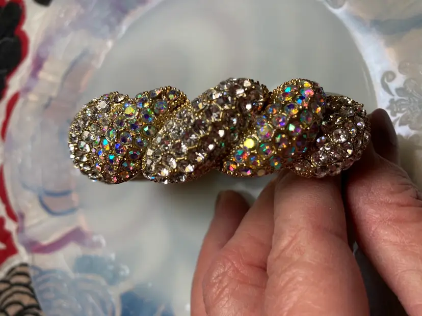 VINTAGE  Zoky Doky Bracelet AB Aurora Borealis Multicolored Crystals with a Twisted Design, 
Hinged Bangle - Boutique.
Clamp Style 
Vintage 
Gold Tone 
NO STONES MISSING 
Diameter: 9.25”
