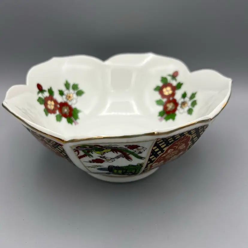 Imari Ware Porcelain Lotus Flower Petal Bowl 9” with Gold Gild Trim Japan