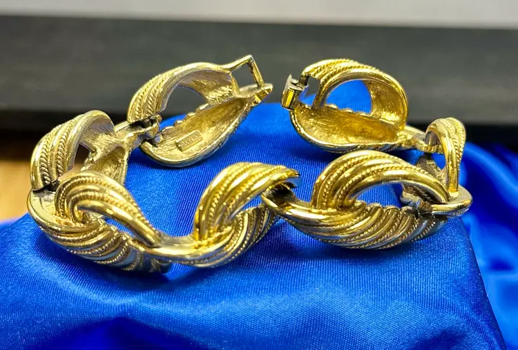 Vintage Trifari Gold Tone Chunky Ribbon Bow Curl Link Bracelet