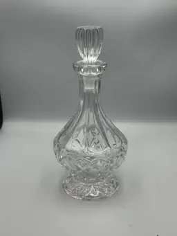 A25 A vintage-style cut crystal decanter or cruet with a stopper