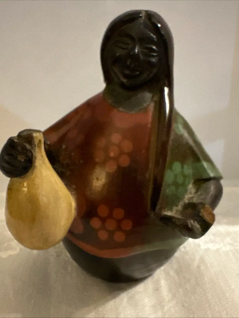 PERUVIAN CHULUCANAS FOLK ART CERAMIC FIGURINE OF WOMAN Signed.