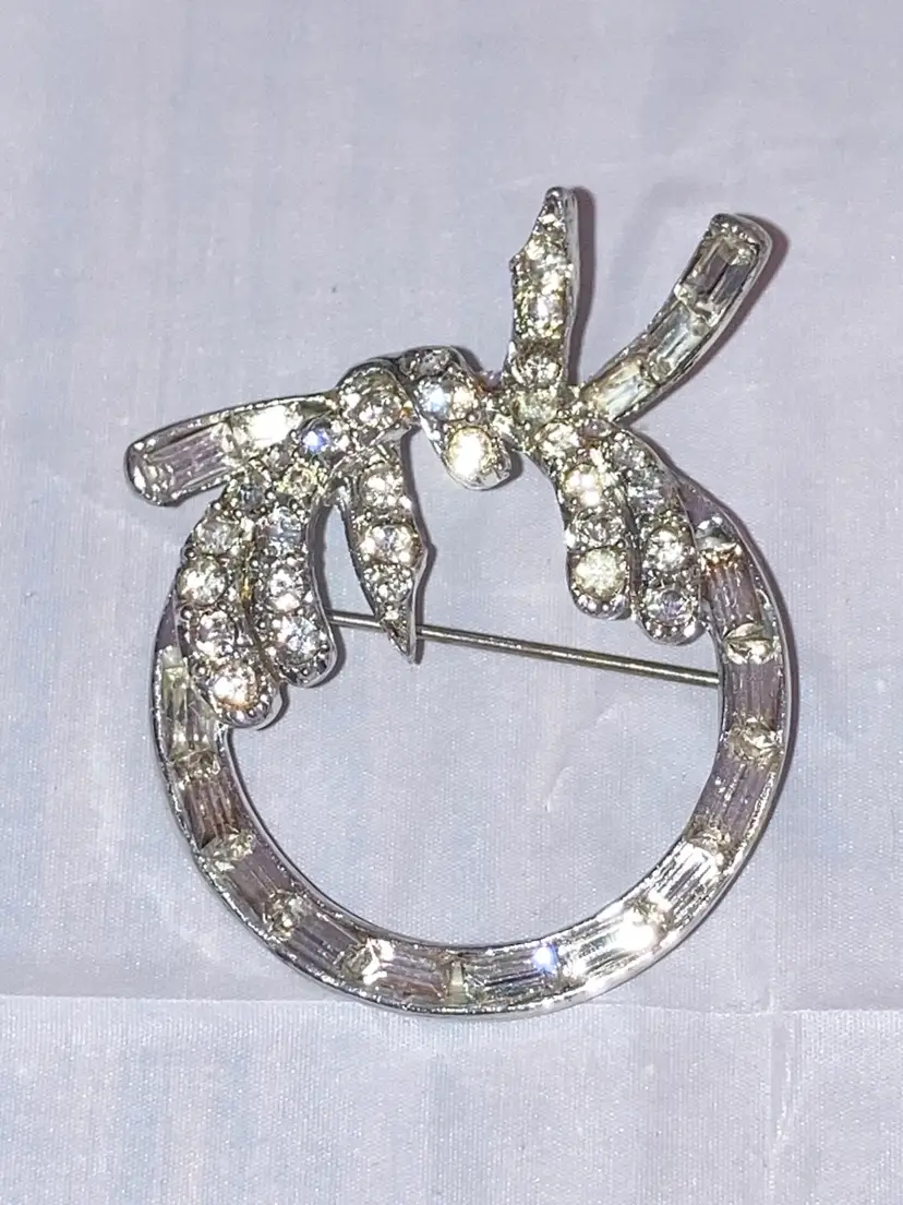 Vintage Pell Rhinestone Brooch! 1 1/2”!
