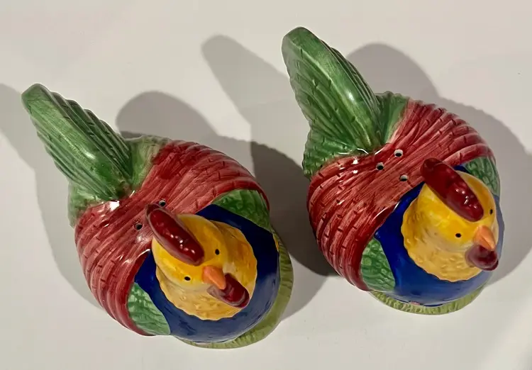 Vtg CIC Farmhouse Rooster Chicken Colorful Country Ceramic Salt & Pepper Shaker