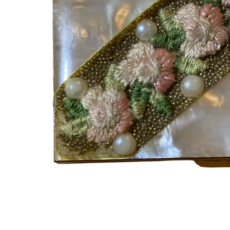 Pretty Vintage Compact, Unbranded, Lucite Or Mother Pearl?