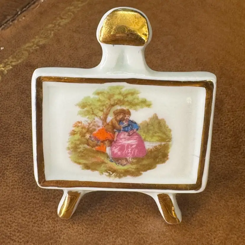 😻😻 2x1.5” vintage Limoges miniature porcelain mortar easel & canvas w/courting couple & 24k gold trim