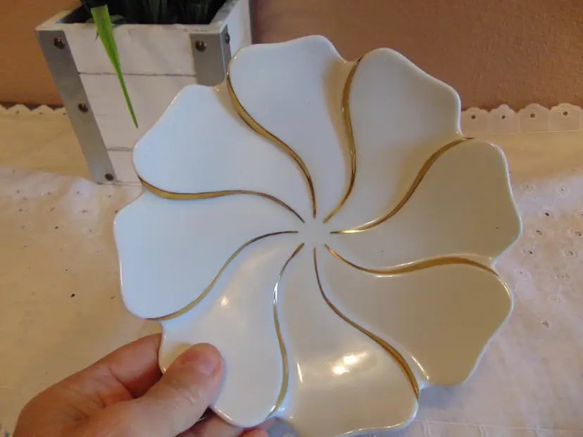 Darling Vintage Pre-Owned small white flower with gold trim trinket dish made by  Ardalt Japan # 7932