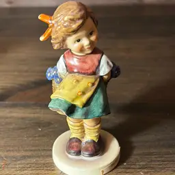 Hu033. Hummel Figurine Bashful